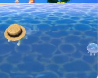La chica de la imagen está nadando en la costa de la isla,...pero ¡hay una medusa cerca!