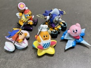 Imagen de los primeros cinco amiibo de la serie, incluido este. Tomada por Masahiro Sakurai[2], director de Kirby Air Riders.