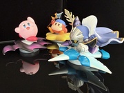 Imagen de los primeros tres amiibo de la serie, incluido este. Tomada por Masahiro Sakurai[1], director de Kirby Air Riders.