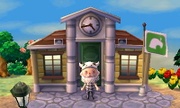 Un aldeano frente a la alcaldía en Animal Crossing: New Leaf.