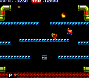 Captura con Mario, una bola de fuego y una tortuga roja a punto de ser pisada.