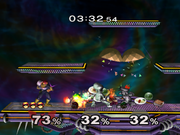 Captain Falcon enfrentando a Mario y Luigi de Metal en el escenario.