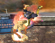 Capitán Falcon/Captain Falcon usando Salto depredador en el aire en Super Smash Bros. Brawl.