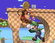 Luigi sacando una moneda con Súper Salto Puñetazo en Super Smash Bros. Brawl.