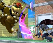 Marth atacando a Bowser con el Rompescudos en Super Smash Bros. Melee.