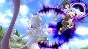 Mewtwo utilizando su lanzamiento hacia adelante contra Pit en el Circuito Mario.