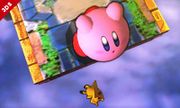Pikachu cayendo al vacío y Kirby haciendo una burla en Campo de batalla.