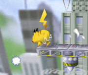 Pikachu dejando caer el Rayo en el aire en Super Smash Bros.