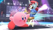 Kirby atacando a Mario con su ataque normal.