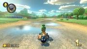 Mii con una Bob-omba/Bob-omb en el circuito Prado Rosquilla 3 en Mario Kart 8 Deluxe.