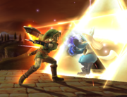 Link golpea a Lucario con Golpe Trifuerza.