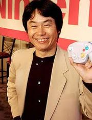 Shigeru Miyamoto con un Wavebird, un control inalámbrico para Nintendo GameCube.