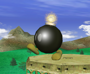 Una/Un Bob-omba/Bob-omb caminando en Super Smash Bros. Melee.