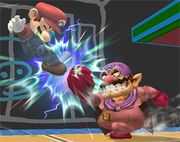 Wario Man asestando un golpe a Mario.