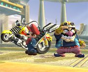 Otros jugadores podrán robar la moto si Wario se cae. A su vez, ellos podrán romperla o lanzarla contra Wario.