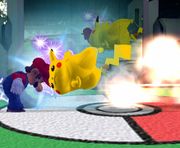 Pikachu usando Cabezazo contra Mario en Super Smash Bros. Melee.