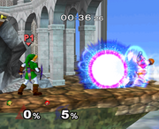 Samus dispara su Disparo carga hacia Link...