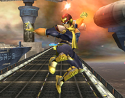 Capitán Falcon/Captain Falcon preparando Salto depredador en el aire en Super Smash Bros. Brawl.