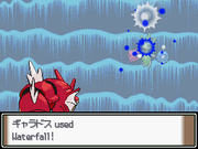 Un Gyarados Variocolor usando Cascada en Pokémon Diamante y Perla.