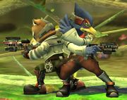 Fox y Falco apuntando hacia ambos lados con sus Blasters en Super Smash Bros. Brawl.