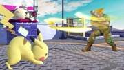 Guile disparando su Sonic Boom contra Pikachu.