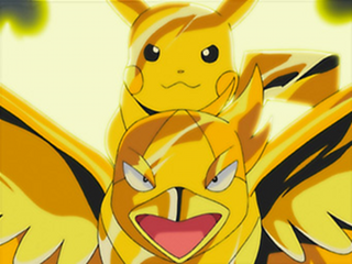 Archivo:EP376 Swellow y Pikachu de Ash con una armadura de trueno.png