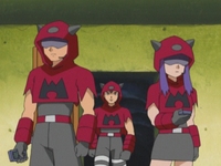 Tabitha/Tatiano con soldados del Equipo/Team Magma.