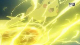 Archivo:EP918 Pikachu de Ash usando bola voltio.png