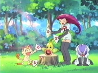 Archivo:EP263 Team Rocket animando a Weepinbell a usar dulce aroma.png