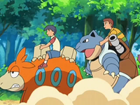 Archivo:EP560 Alumnos cabalgando con sus Pokémon.png