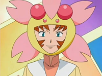 Rhonda con el sombrero de Cherrim, presentando el Concurso de disfraces Pokémon.