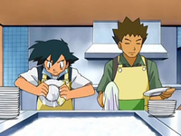 Archivo:EP561 Ash lavando los platos con Brock.png