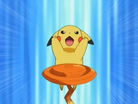 Archivo:EP543 Pikachu entrenando con un disco.png