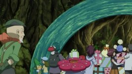Archivo:EP863 Entrenadores y sus Pokémon frente al árbol.jpg