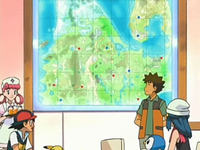 Archivo:EP538 Mapa de Sinnoh en el centro Pokémon.png
