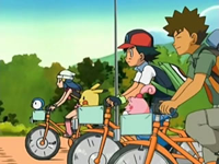 Ash, Dawn/Maya y Brock montando en bici por el camino de bicis de Sinnoh.