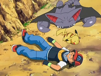 Archivo:EP556 Ash, Pikachu y Gliscor en el suelo.png