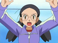 Yōko haciendo de árbitro/juez, dando comienzo al combate de gimnasio entre Ash y Gardenia.