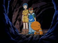 Archivo:EP383 Elisa y Ash en la cueva con Trapinch.png