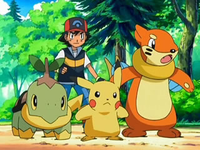 Archivo:EP550 Ash con Turtwig, Pikachu y Buizel (2).png