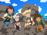 Archivo:EP572 Ash, Maya, Barry y Brock entre el humo.png