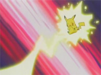 Pikachu usando Impactrueno contra los Pokémon de tipo Agua para defender a Torchic.