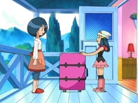 Archivo:EP470 Maya pretende cargar con una maleta.png