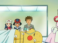 Archivo:EP543 Pikachu en el centro Pokémon.png
