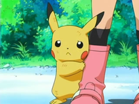 Archivo:EP471 Pikachu asustado tras la pierna de Maya.png