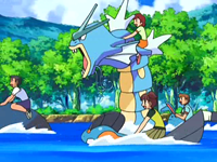Niños montados en los Pokémon durante la segunda fase.