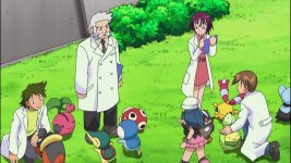 Archivo:EE10 Examinando Pokémon.jpg