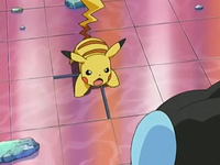 Archivo:EP528 Pikachu activando la trampilla.png