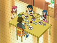 Archivo:EP497 Comiendo en el centro Pokémon de Marnie y Paige.png