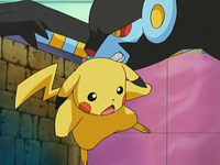 Archivo:EP528 Luxray sujetando a Pikachu.png